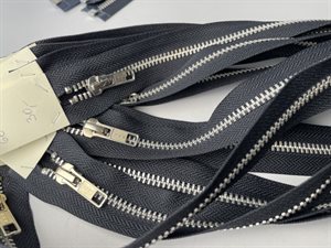 Delbar lynlås - mørk navy med metaltænder, 67 cm